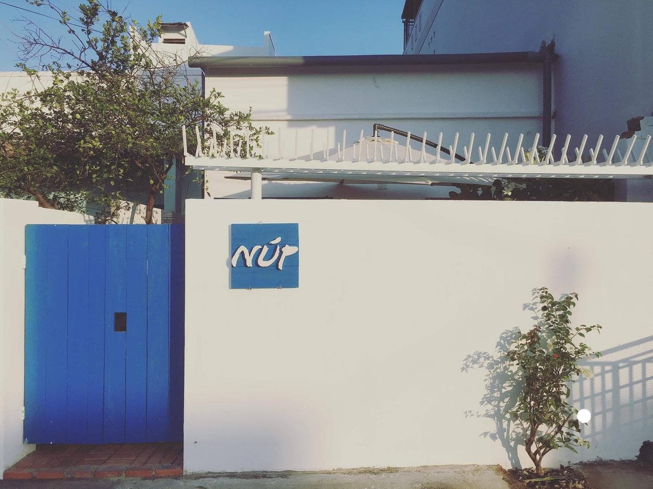 Núp Cafe: Góc vintage thoáng chút hoài niệm - Hình 1