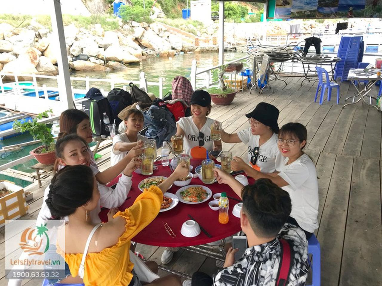 Mai Linh Floating Restaurant: Indulge in Bình Ba's Seafood Delights - Hình 1
