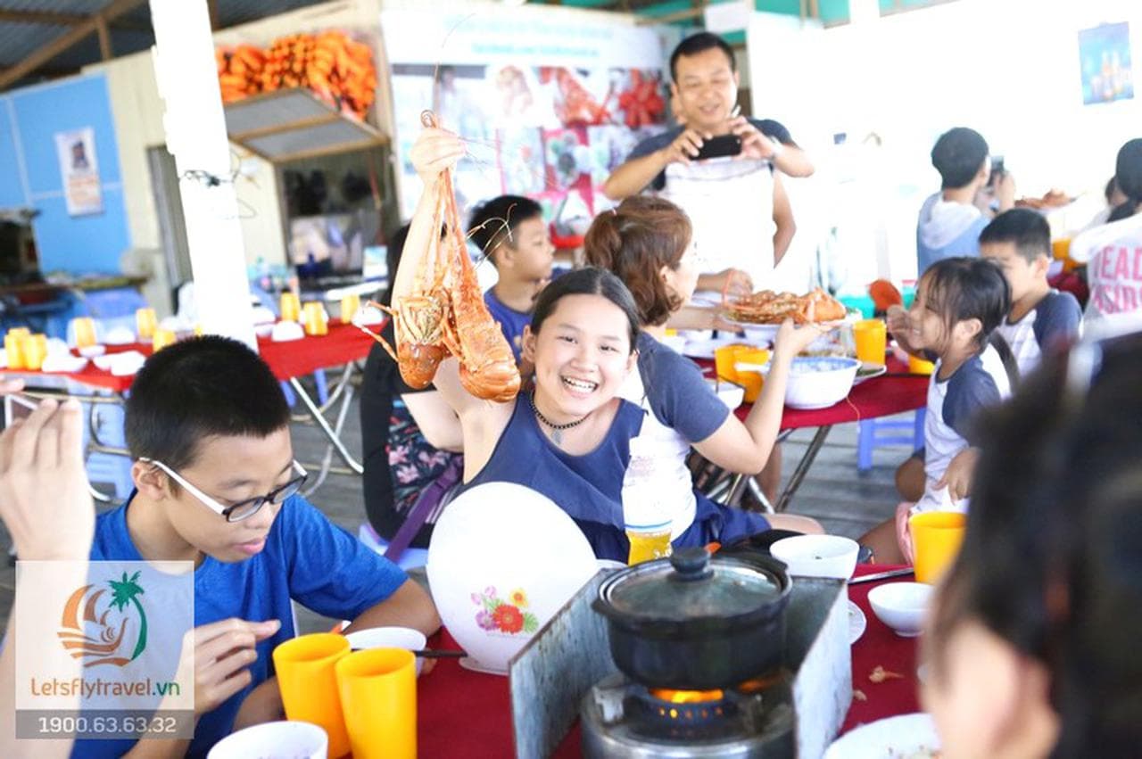 Mai Linh Floating Restaurant: Indulge in Bình Ba's Seafood Delights - Hình 4
