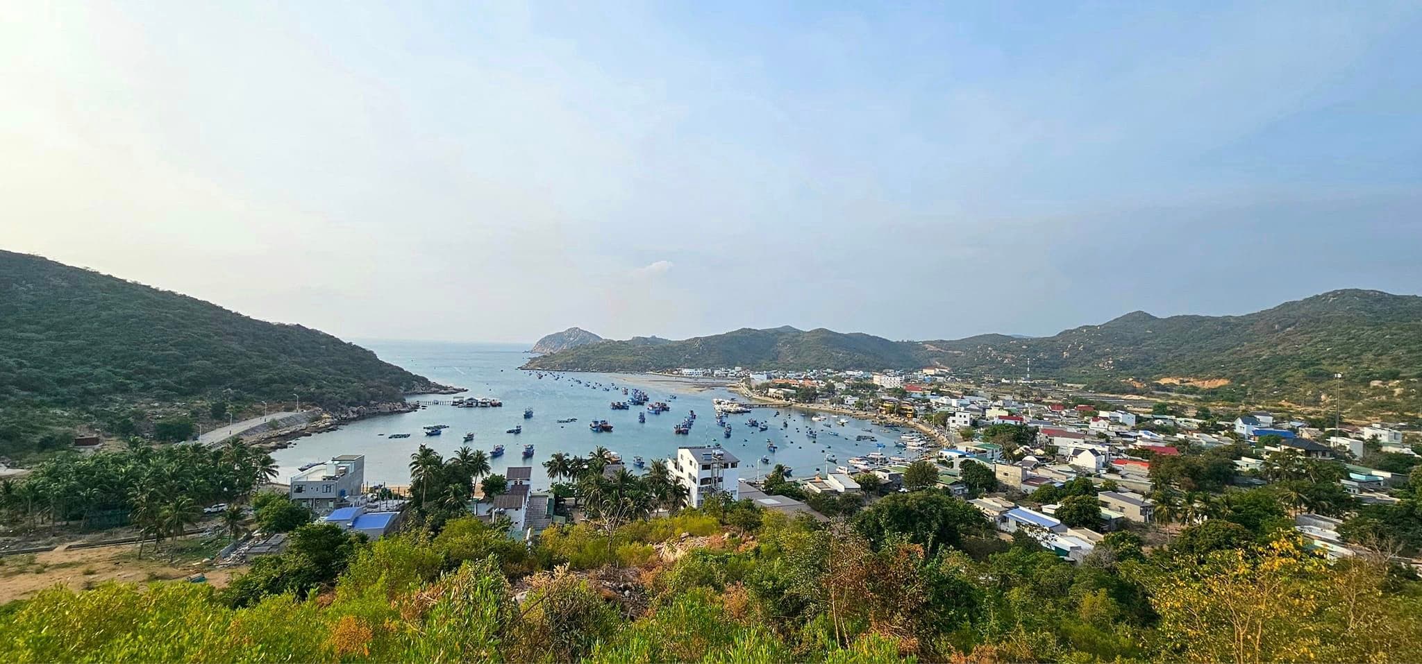 Vịnh Vĩnh Hy: Thiên đường biển hoang sơ thơ mộng - Hình 1