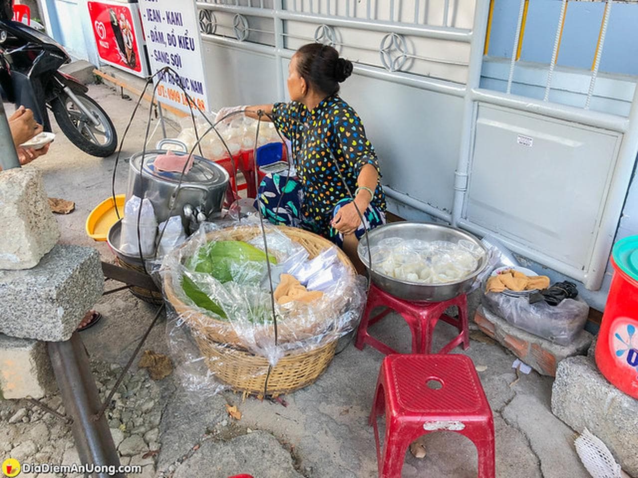 Sweet Bánh Bèo: A Taste of Home in the City - Hình 4
