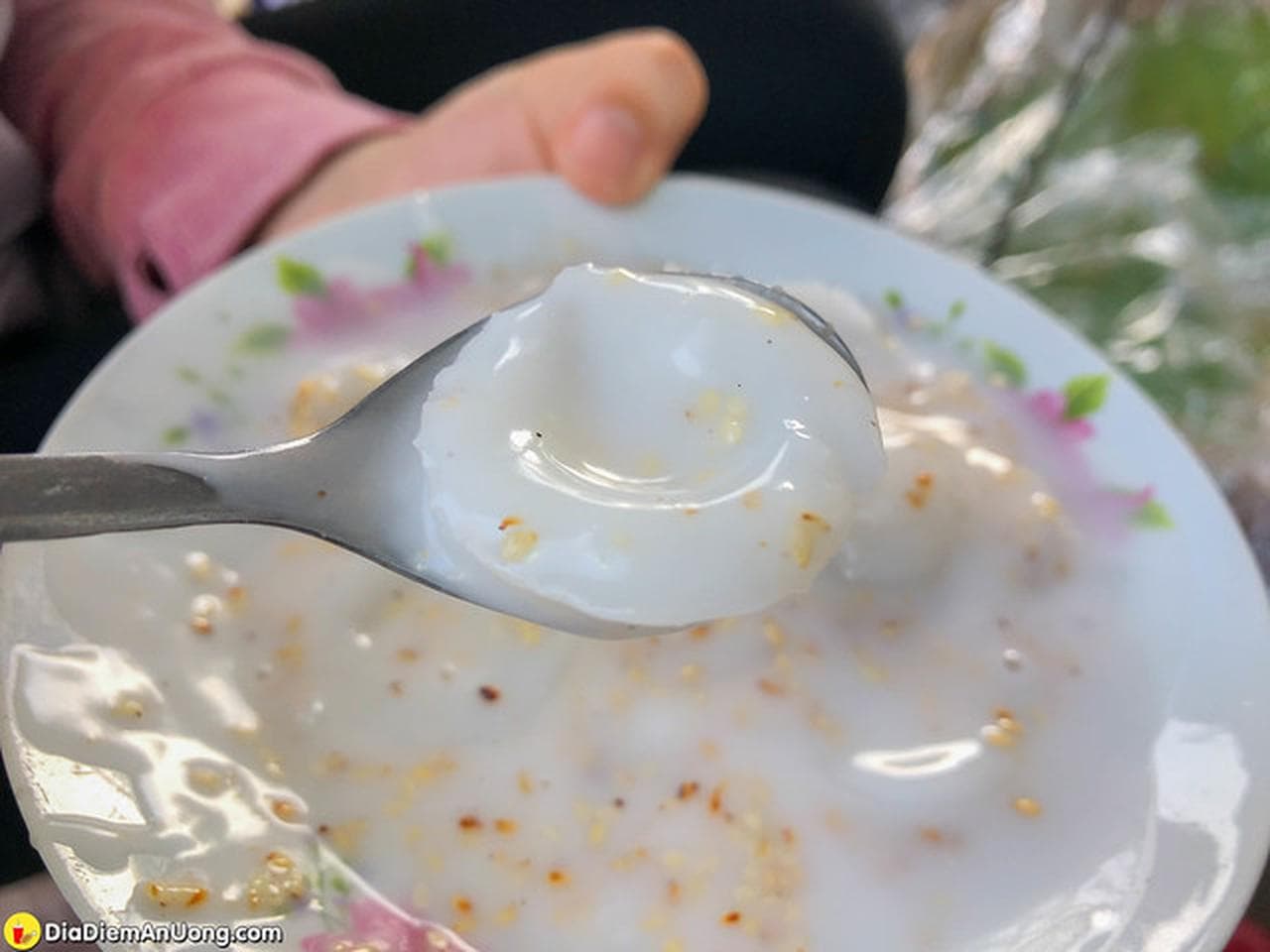 Sweet Bánh Bèo: A Taste of Home in the City - Hình 1