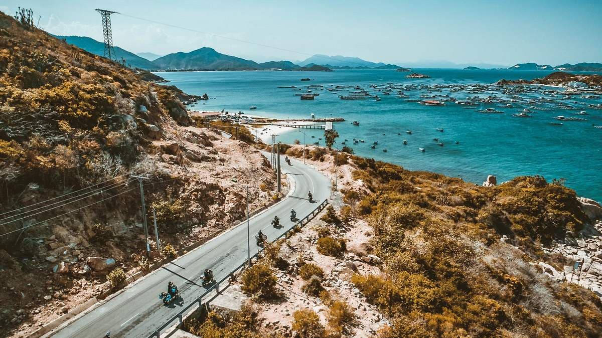 Bãi biển Bình Tiên: Vẻ đẹp ngọc bích giữa rừng và biển - Hình 2