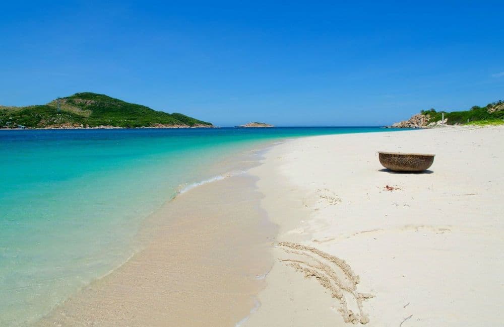 Biển Ninh Chữ: Vòng cung xanh êm đềm giữa miền nắng gió - Hình 1
