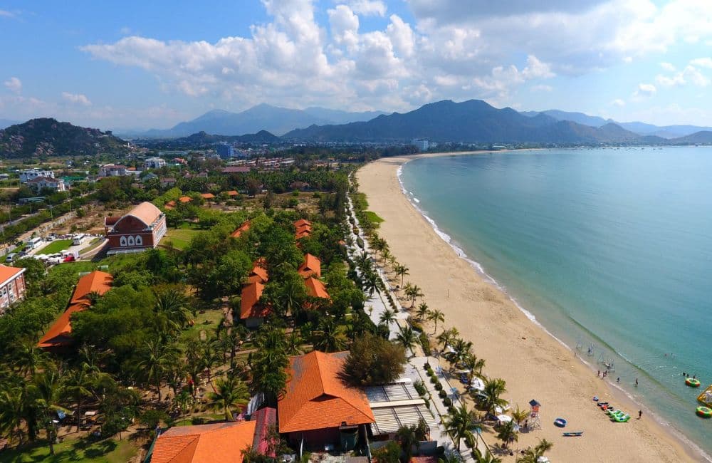 Biển Ninh Chữ: Vòng cung xanh êm đềm giữa miền nắng gió - Hình 4