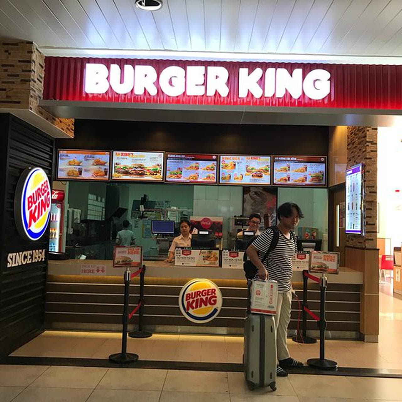 Burger King Cam Ranh Airport: Fuel Your Journey With Deliciousness - Hình 4