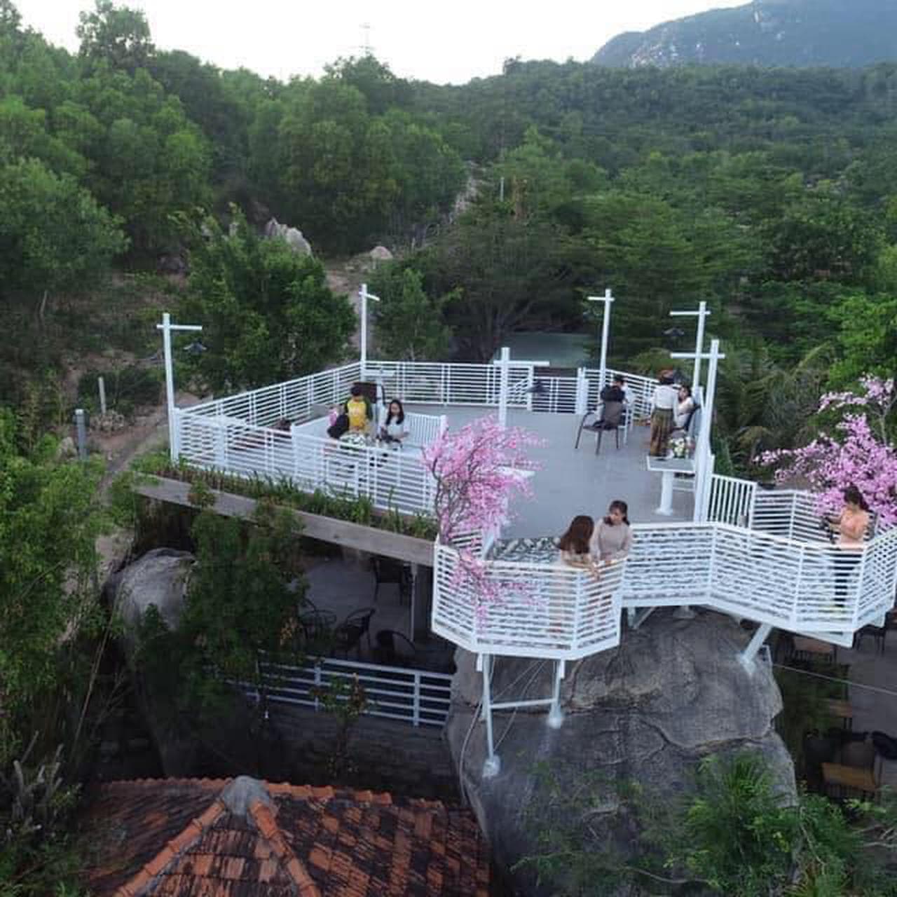 Dream Hills Coffee: A Tranquil Oasis in Cam Ranh City - Hình 2
