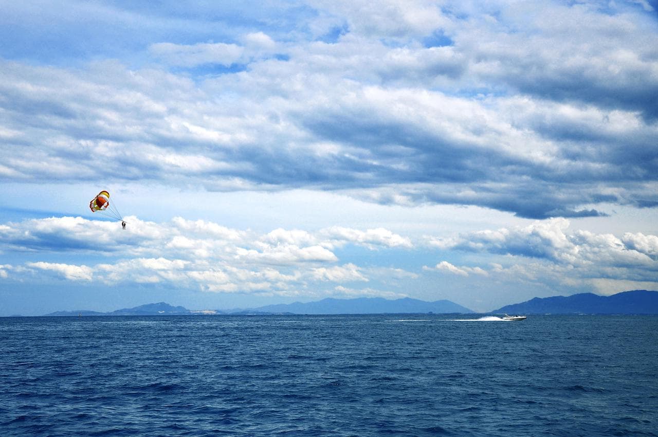 Nha Trang Bay: a paradise for nature lovers and adventure seekers. - Hình 2