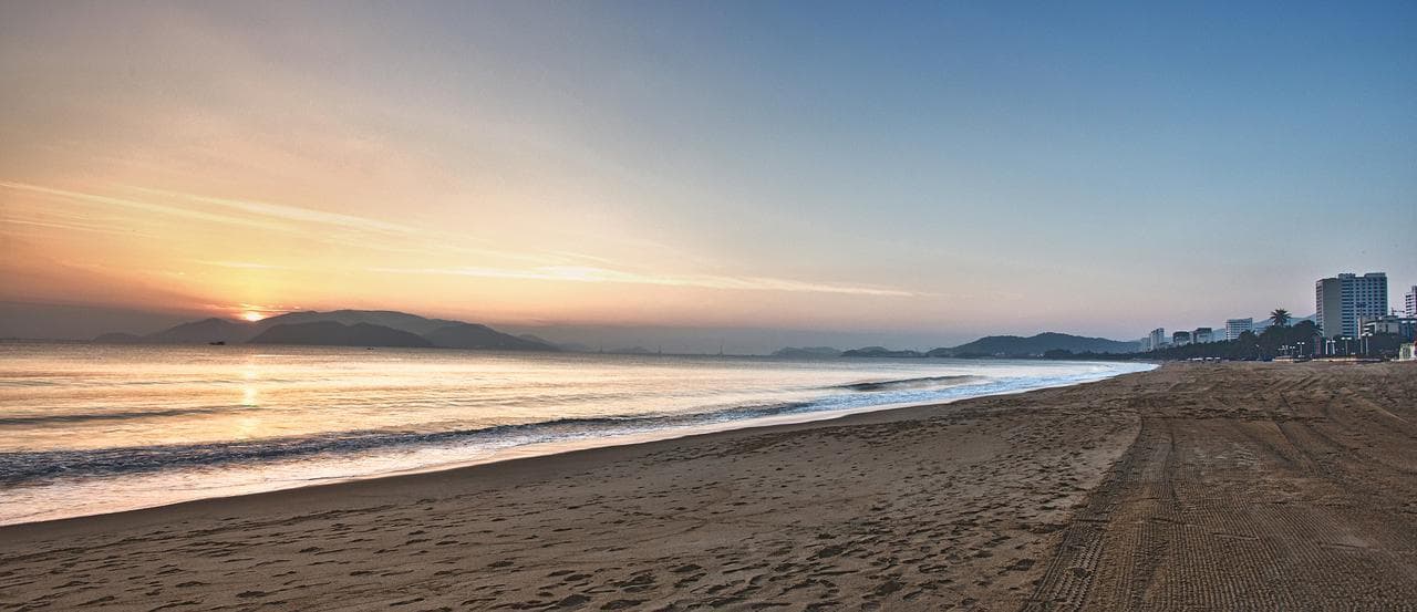 Nha Trang Bay: a paradise for nature lovers and adventure seekers. - Hình 4
