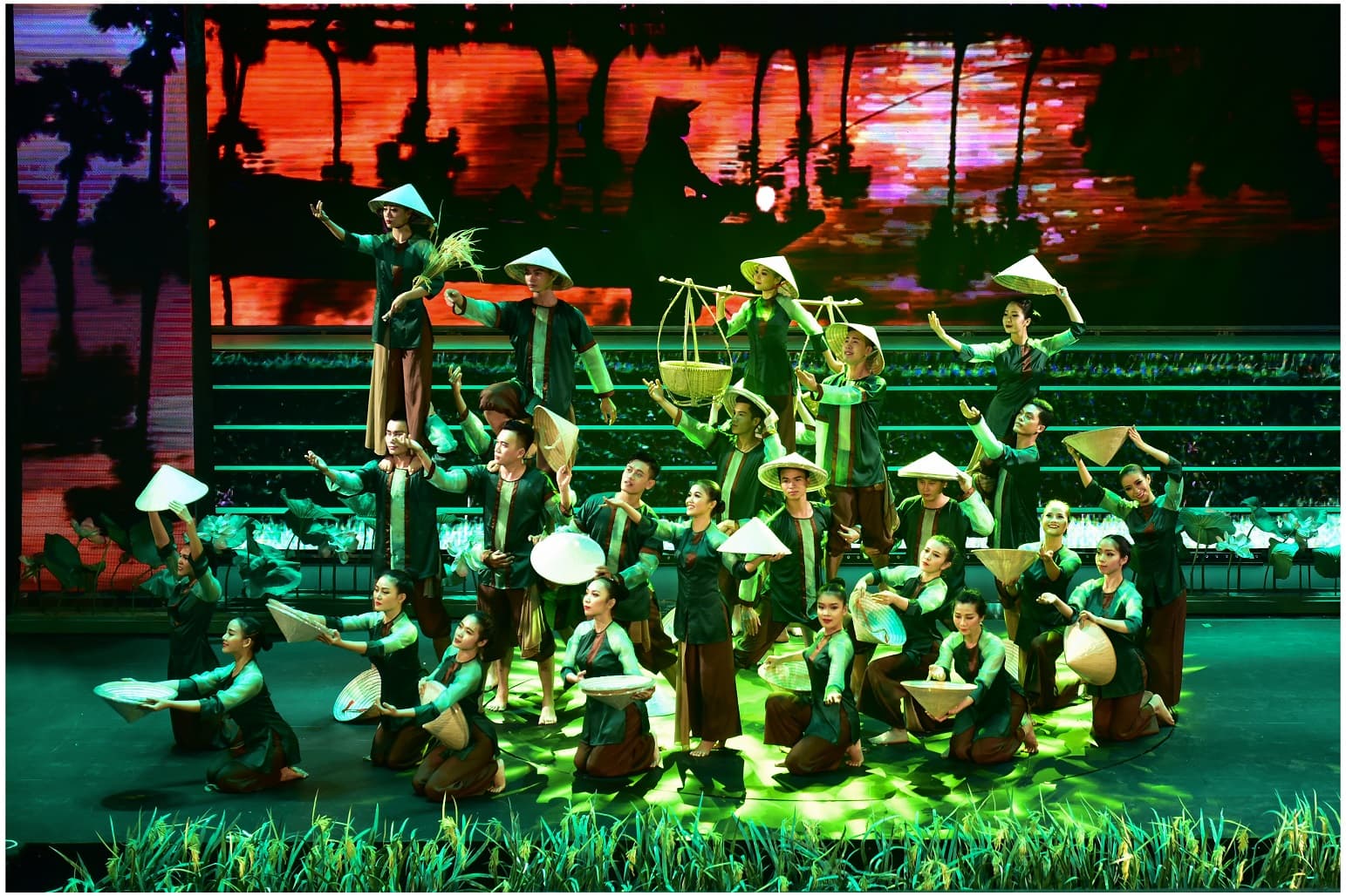 Du Ca Đất Việt - Duca Show: Hành Trình Khám Phá Văn Hóa Việt Nam - Hình 2
