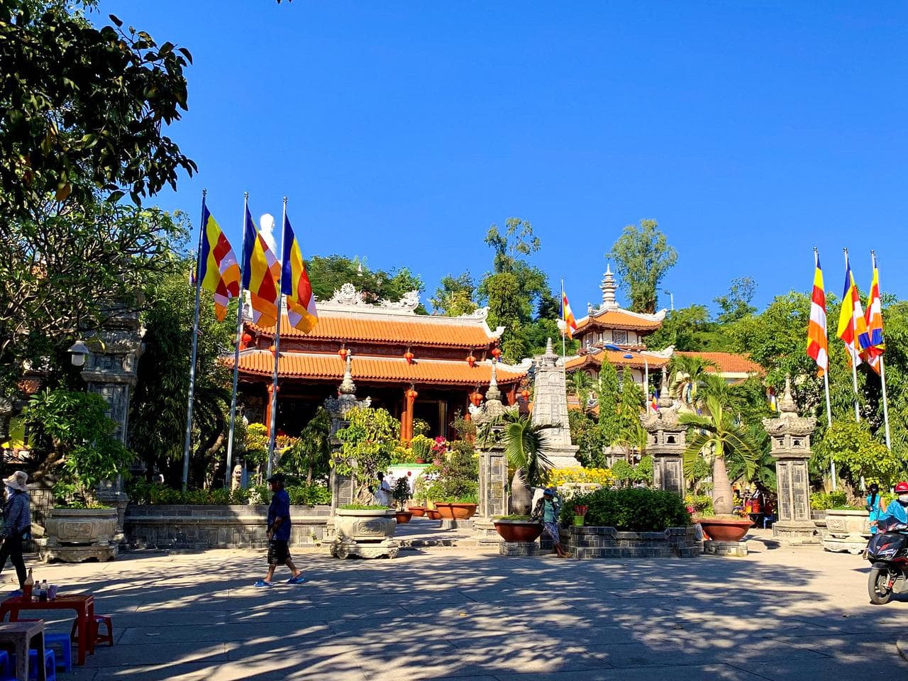 Chùa Long Sơn: Chốn an lạc và kiến trúc độc đáo - Hình 3