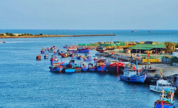Đầm Nại: Vẻ đẹp thanh bình bên những cánh quạt gió - Hình 1