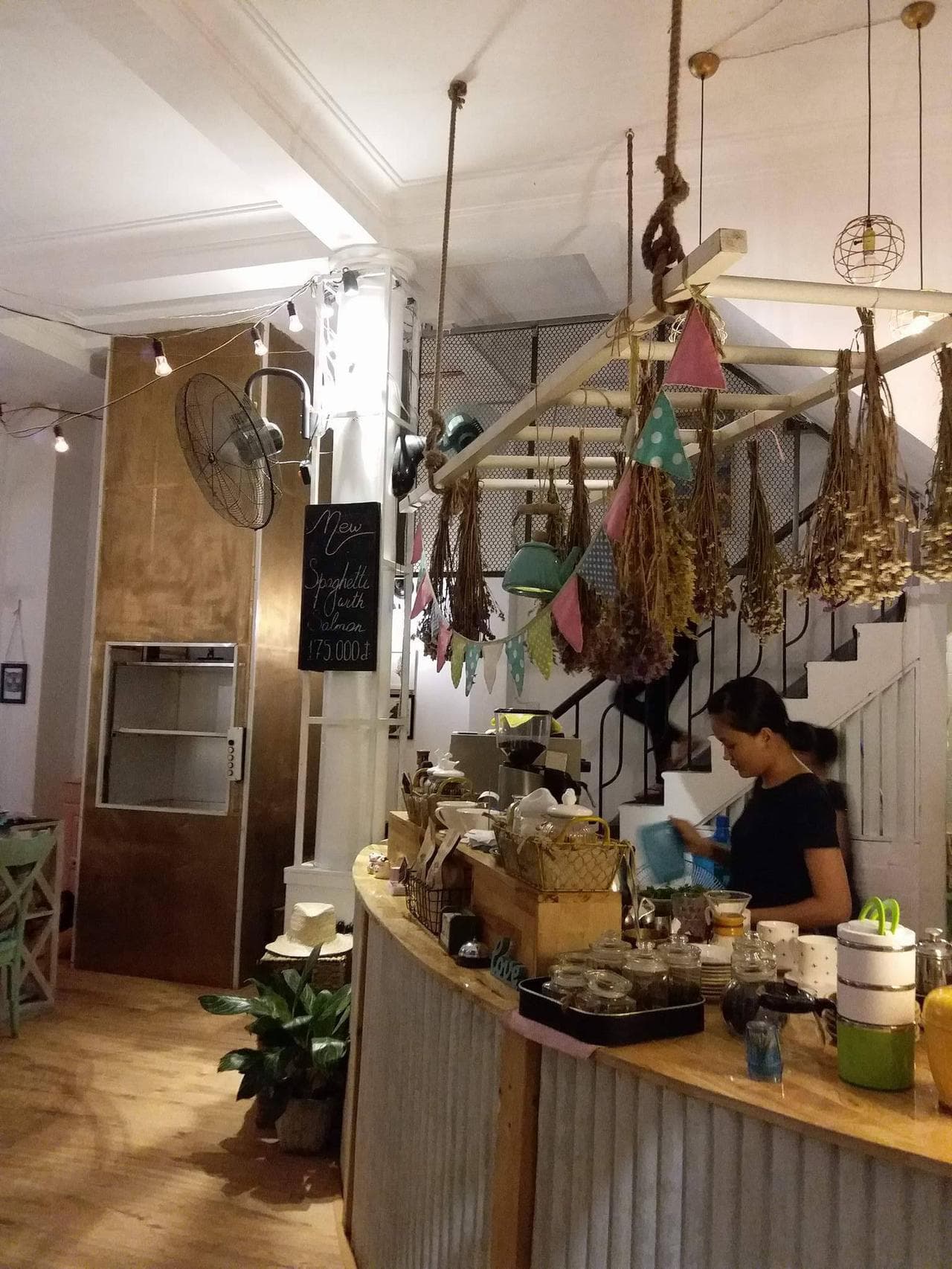 Nét Quyến Rũ Của Quán Nhỏ Giữa Lòng Thành Phố - Hình 26